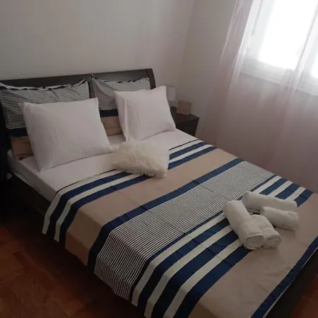Katie Apartment Split