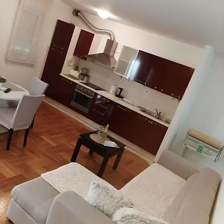 Katie Apartment Split